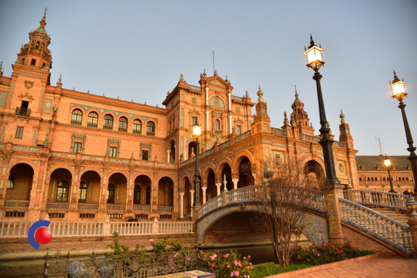 Lekker ronddwalen over Plaza de Espana in Sevilla met uw groep